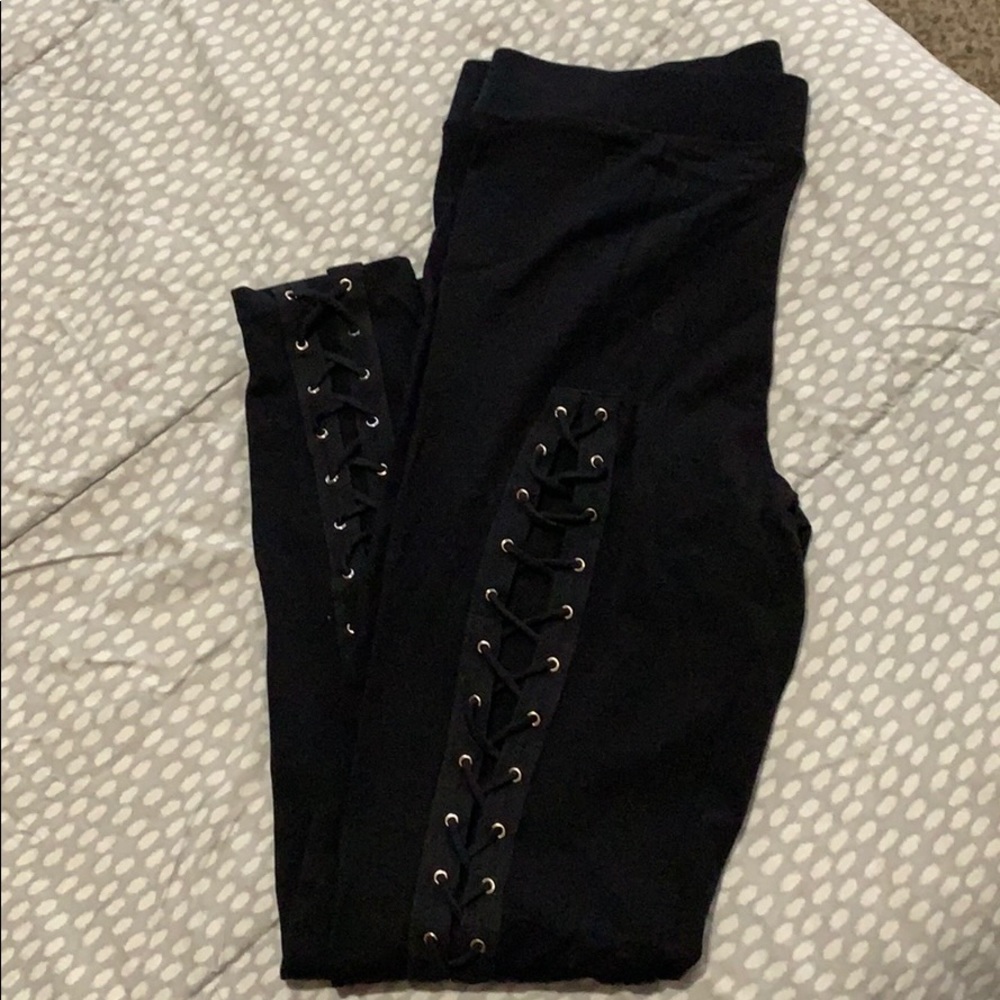 Cross detailed leggings